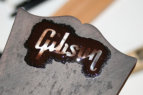 Das Gibson Logo wird mit Epoxydharz eingelassen.